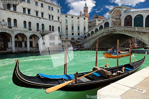 Image of Rialto bridge in Venice, Italy