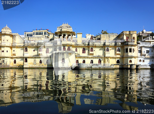 Image of lake and palaces in Udaipur India