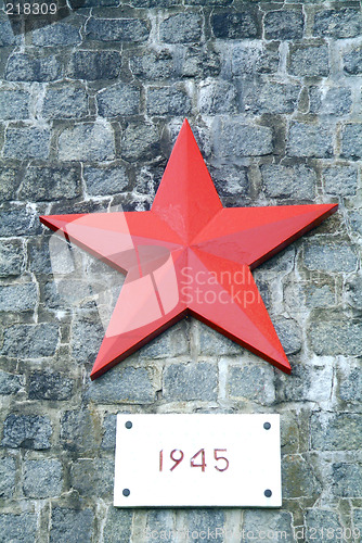 Image of Monument with red star