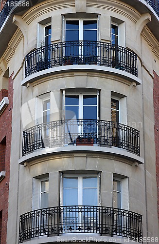 Image of Facade of a traditional apartmemt building in Paris