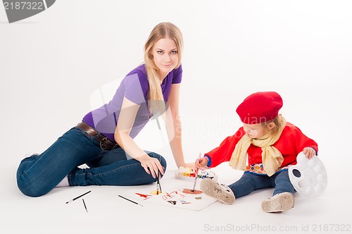 Image of Pretty young mother and daughter drawing