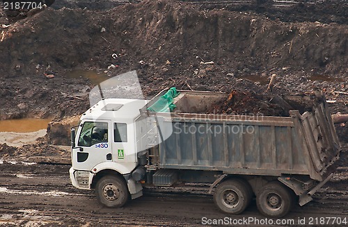 Image of Dump truck.