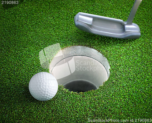 Image of golf ball and tee