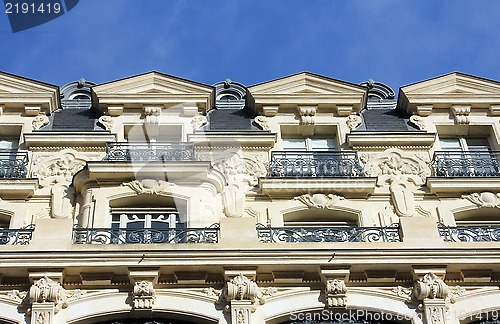 Image of Facade of a traditional apartmemt building in Paris