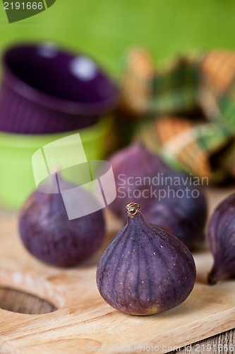 Image of  fresh figs, bowls and towel