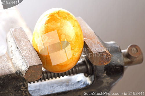 Image of Egg in a bench vise