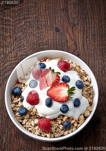 Image of bowl of muesli and yogurt with fresh berries