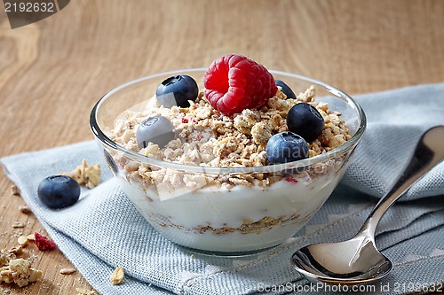 Image of bowl of muesli and yogurt with fresh berries
