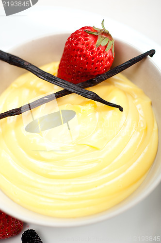 Image of custard vanilla pastry cream and berries