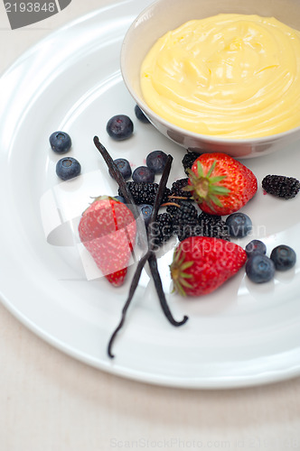 Image of custard vanilla pastry cream and berries