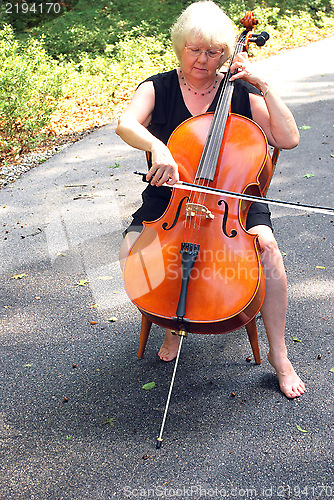 Image of Female cellist.