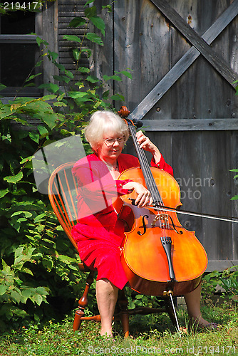 Image of Female cellist.