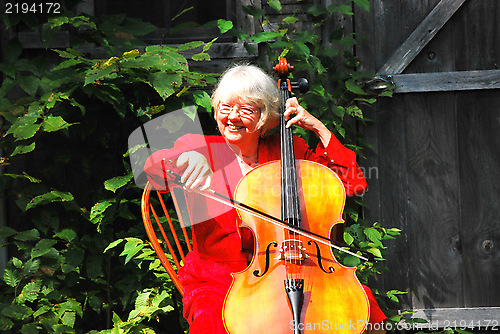 Image of Female cellist.