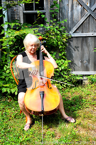 Image of Female cellist.