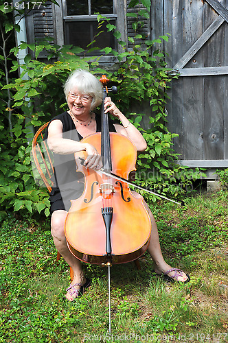 Image of Female cellist.