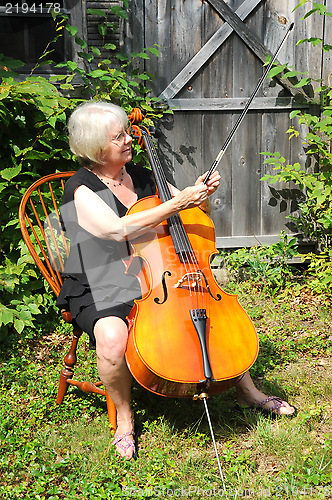 Image of Female cellist.