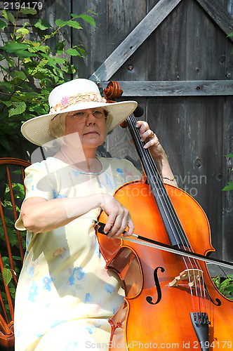 Image of Female cellist.