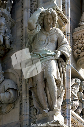 Image of italy statue of a women in the front 