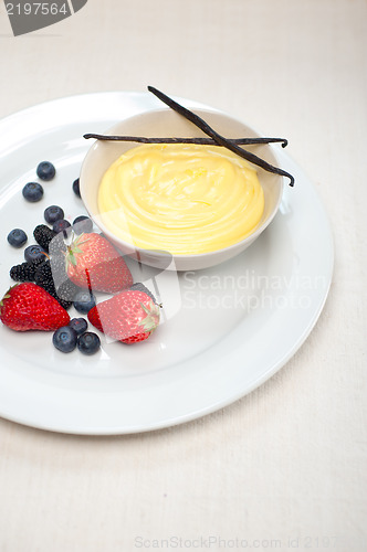 Image of custard vanilla pastry cream and berries