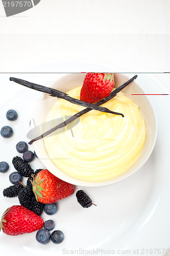 Image of custard vanilla pastry cream and berries