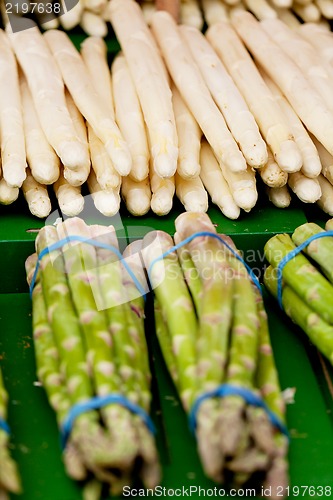 Image of fresh seasonal asparagus on market 