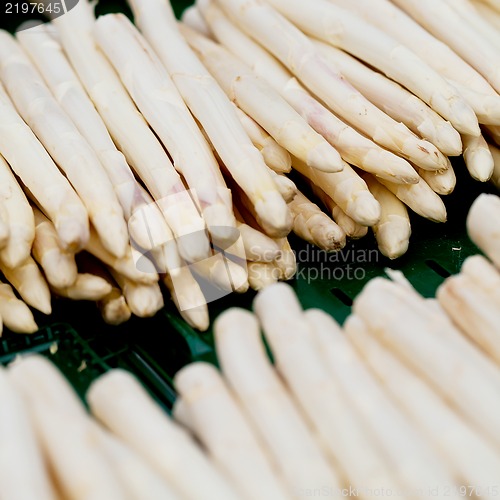 Image of fresh seasonal asparagus on market 