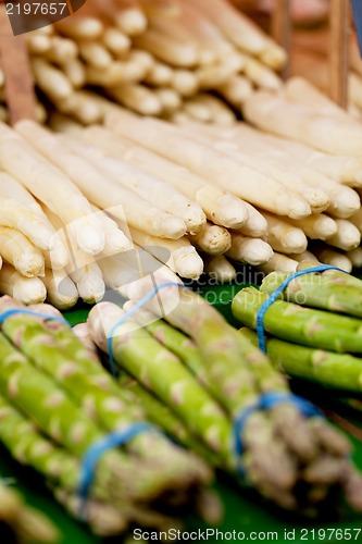 Image of fresh seasonal asparagus on market 