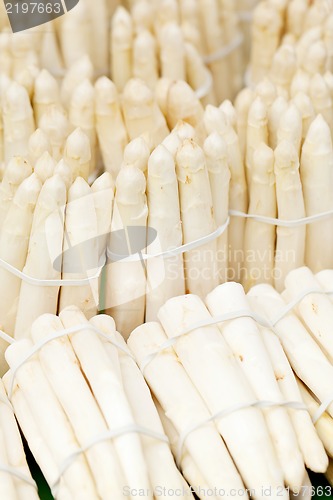 Image of fresh seasonal asparagus on market 