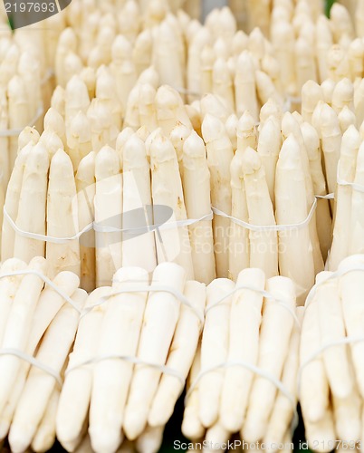 Image of fresh seasonal asparagus on market 