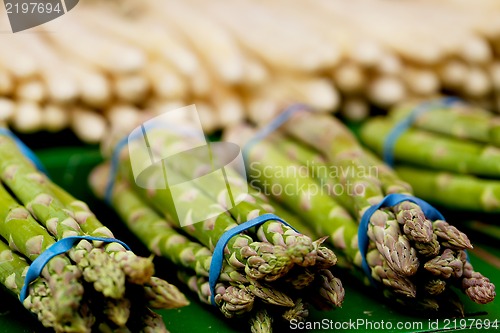 Image of fresh seasonal asparagus on market 