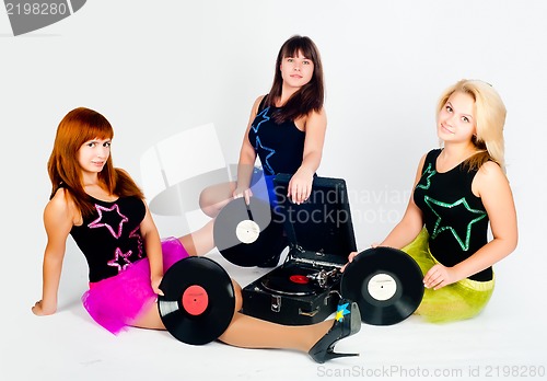 Image of Three pretty girls with gramophone