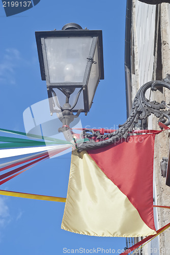 Image of Sicilian flag and street lamp