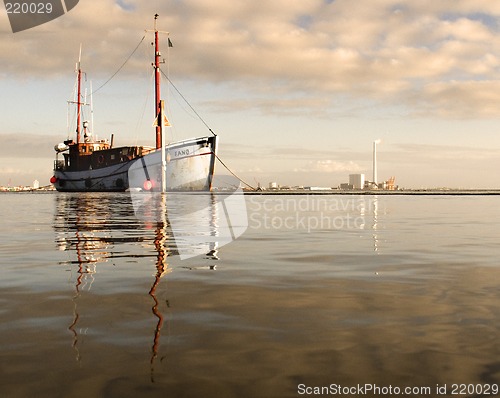 Image of Boat at High Tide