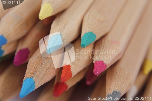 Image of color crayons 