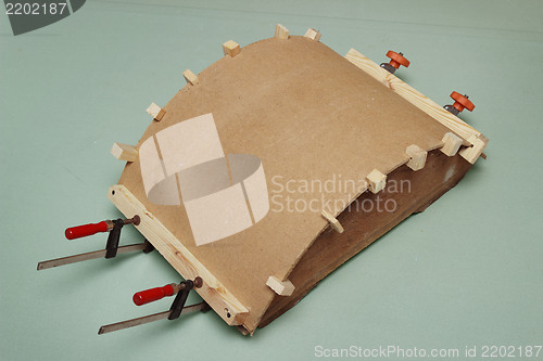 Image of Gluing the arch of hardboard with the use of  forms