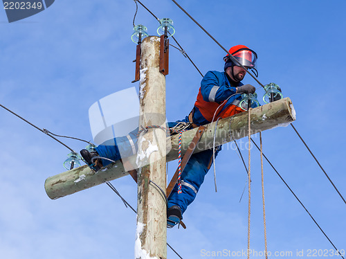 Image of Electrician working at height without the aid of vehicles