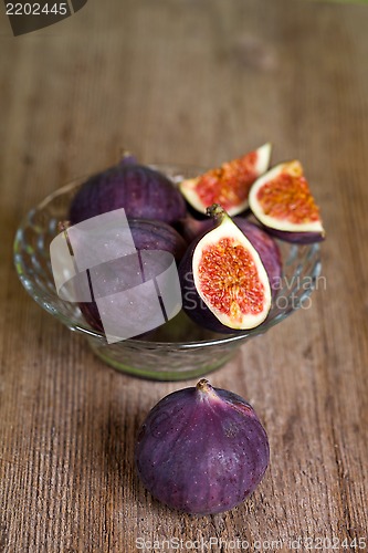 Image of bowl with fresh figs