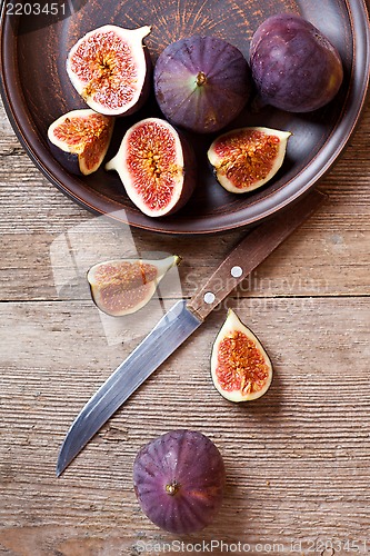 Image of  plate with fresh figs and old knife 