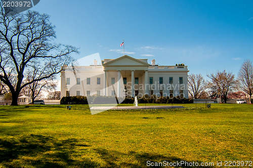 Image of The White House in Washington DC with beautiful blue sky