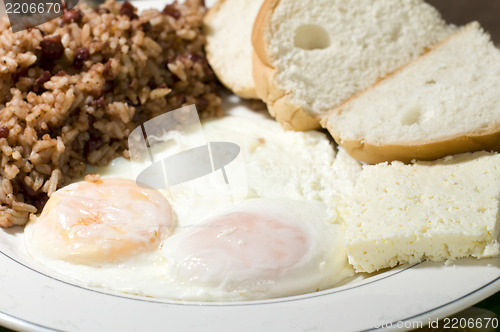 Image of Nicaraguan style fried eggs breakfast with rice and bean gallo p