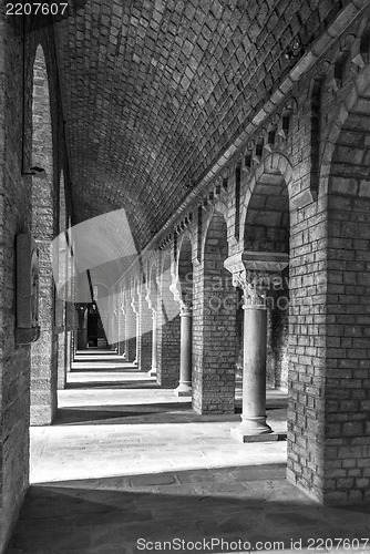 Image of Ripoll monastery columns inside, black and white