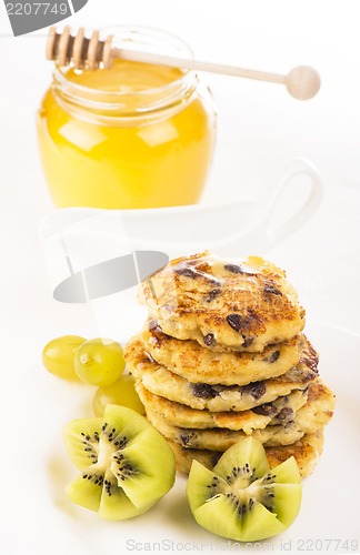 Image of Delightful cheese pancakes with a kiwi and grapes