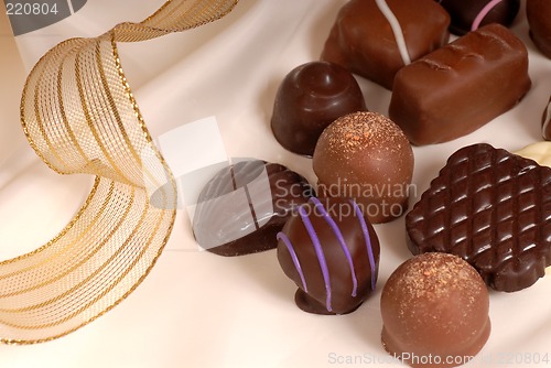 Image of Several pieces of semi-sweet and bittersweet chocolate on beige