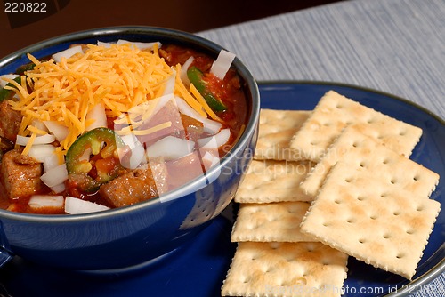 Image of Bowl of spicey chili with crackers