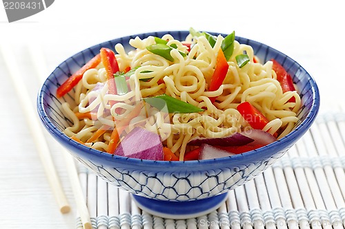 Image of bowl of chinese noodles with vegetables