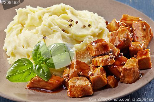 Image of mashed potatoes and meat stew