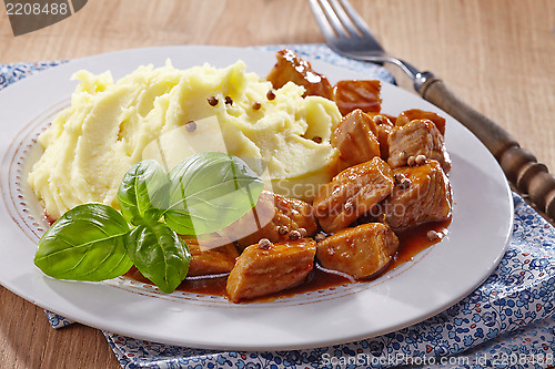 Image of mashed potatoes and meat stew