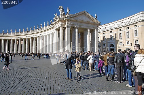 Image of Tourists in Saint Peter's Square