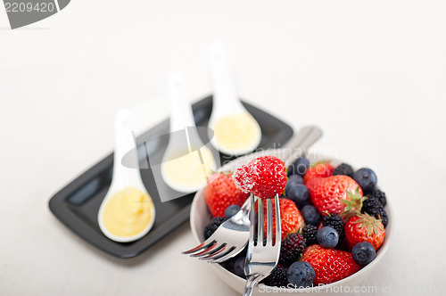 Image of custard pastry cream and berries