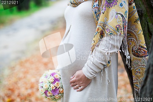 Image of pregnant woman with flowers